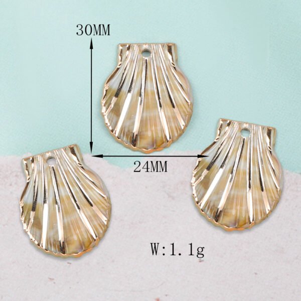 D51 Striped Scallop Pendant