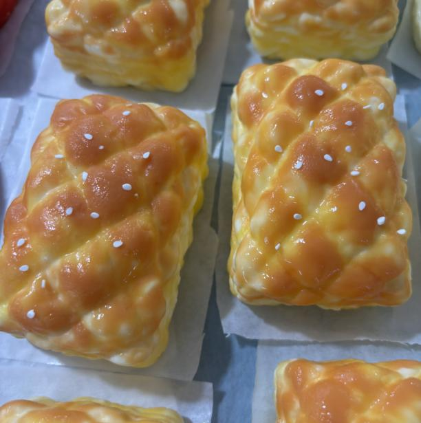 JC1283-Gold‑Weave Milk Square Pastry